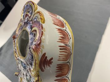 Een polychrome Delftse zakhorlogehouder, 18e eeuw